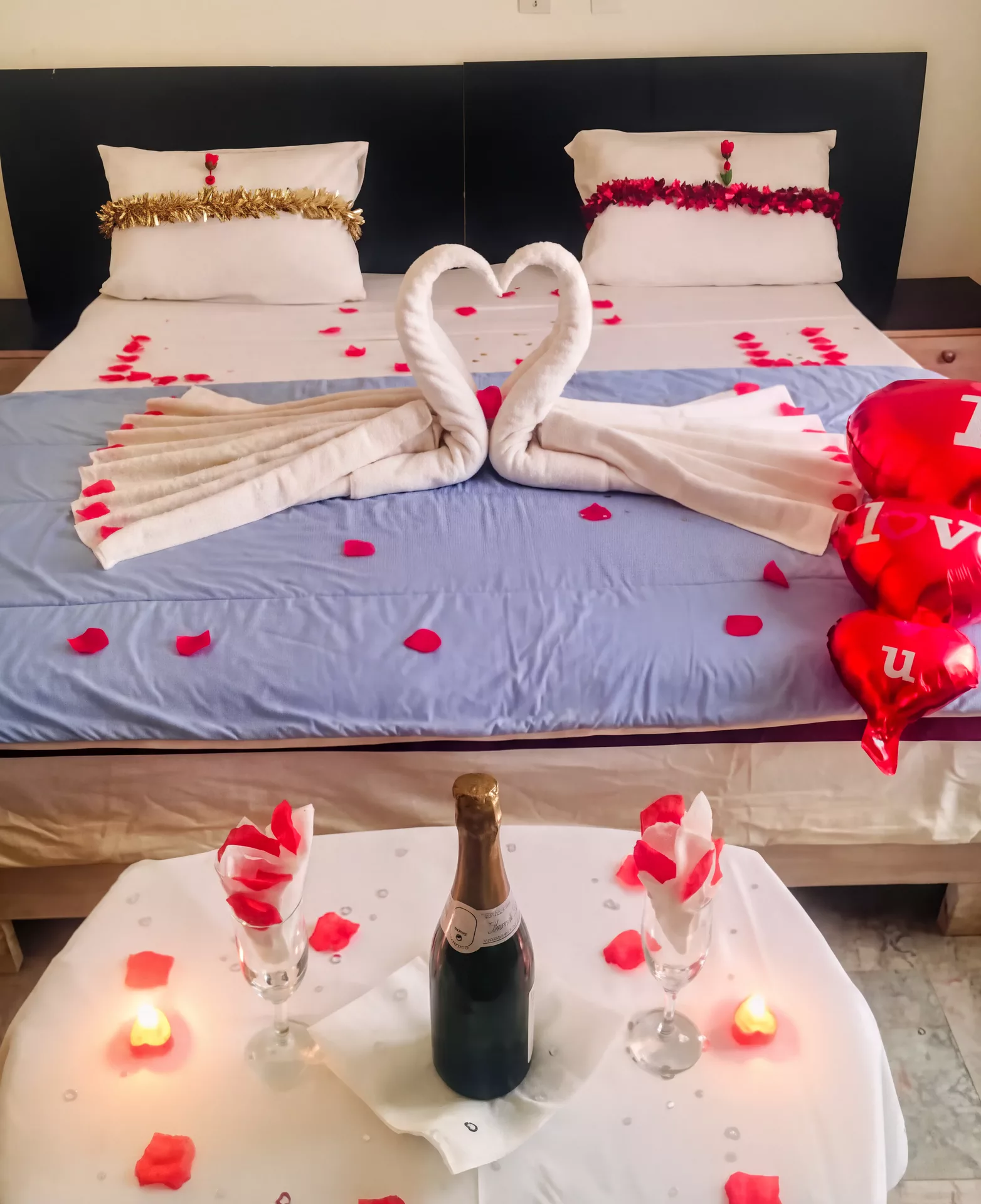 Décoration romantique préparée dans une chambre